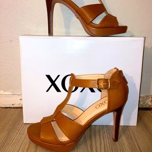 XOXO Spring tan Women Size 7.5M Heels back zipper